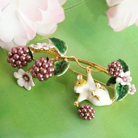 BRANDNEW cute mouse and blackberry brooch Bill skinner - Picture 1 of 10